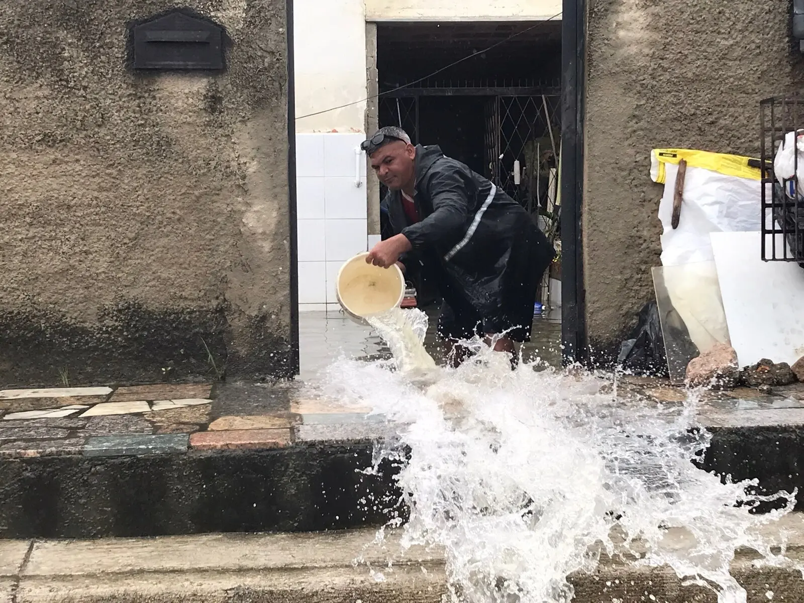 Moradores precisam tirar água de casas com baldes