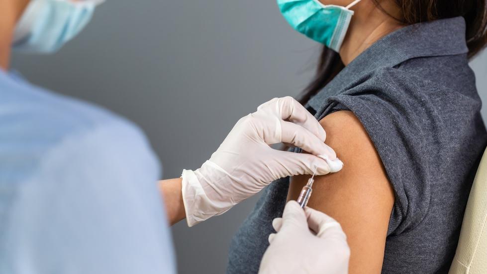 Enfermeira vacina mulher contra a Covid-19