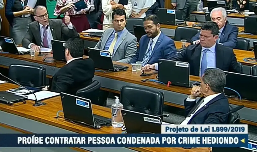 Senadores Fabiano Contarato e Sergio Moro brigam durante reunião
