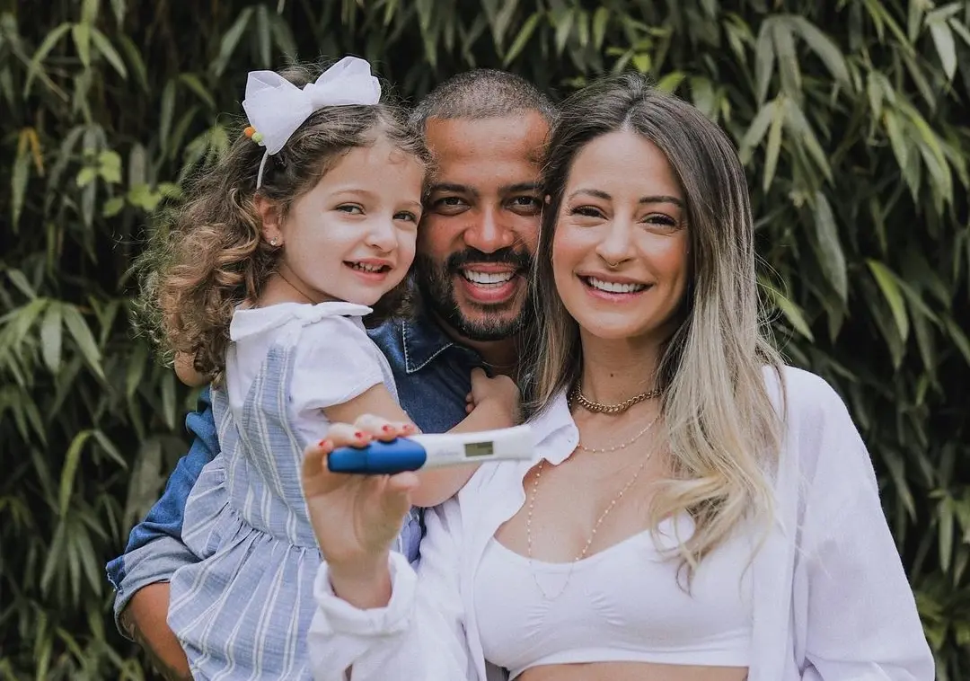 Ex-BBB Projota ao lado da influencer e ex-companheira Tâmara Contro