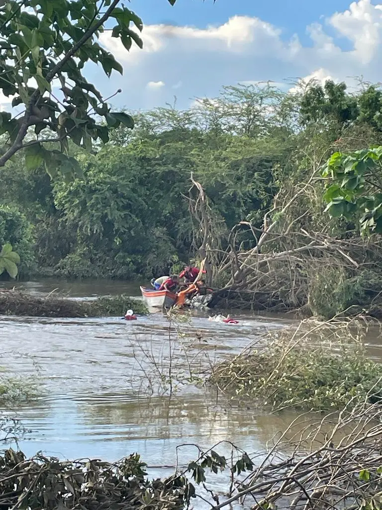 bombeiros resgatando corpo de homem que desapareceu após pular de carro em senador pompeu
