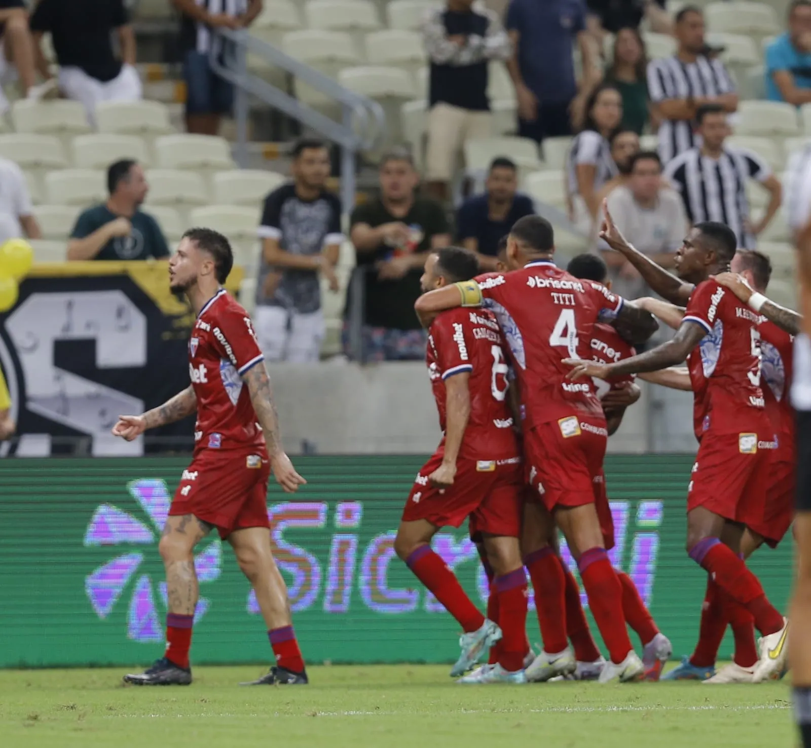 Calebe empatou o jogo para o Leão em cobrança de falta que surpreendeu Richard