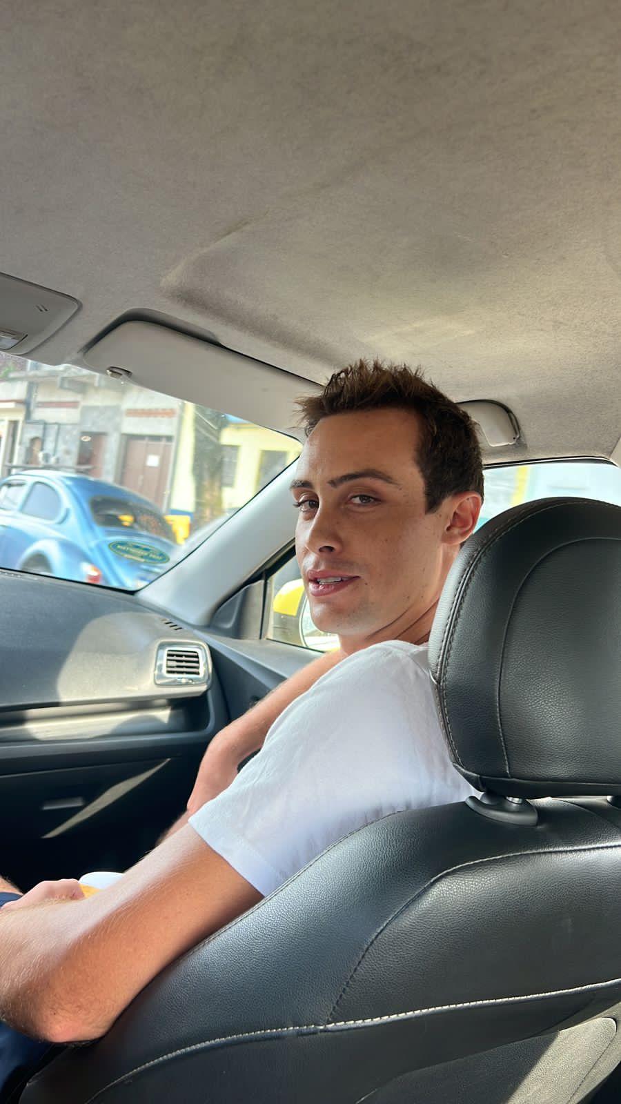 Bruno Krupp sorri para fotos após deixar prisão