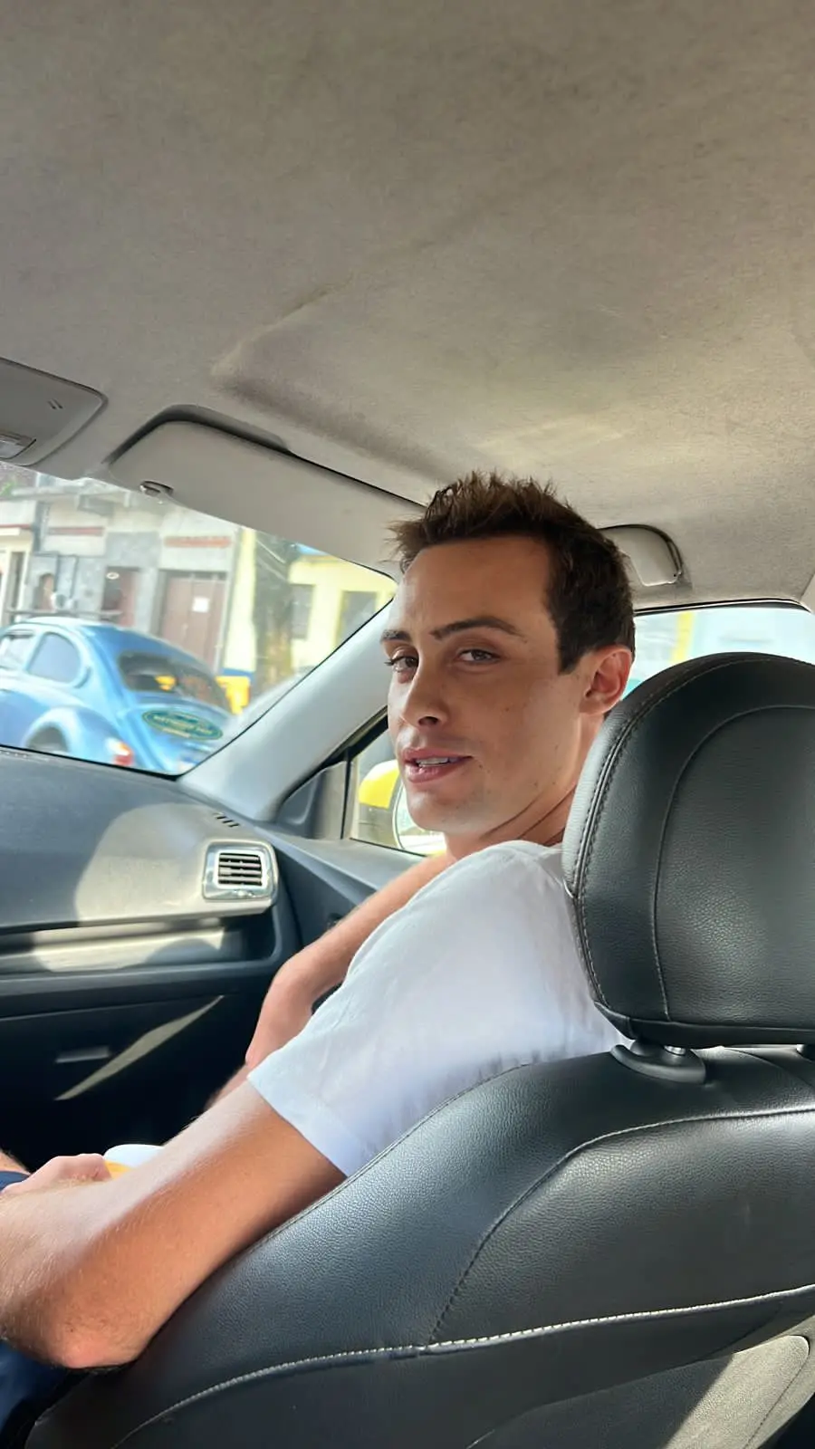 Bruno Krupp sorri para fotos após deixar prisão