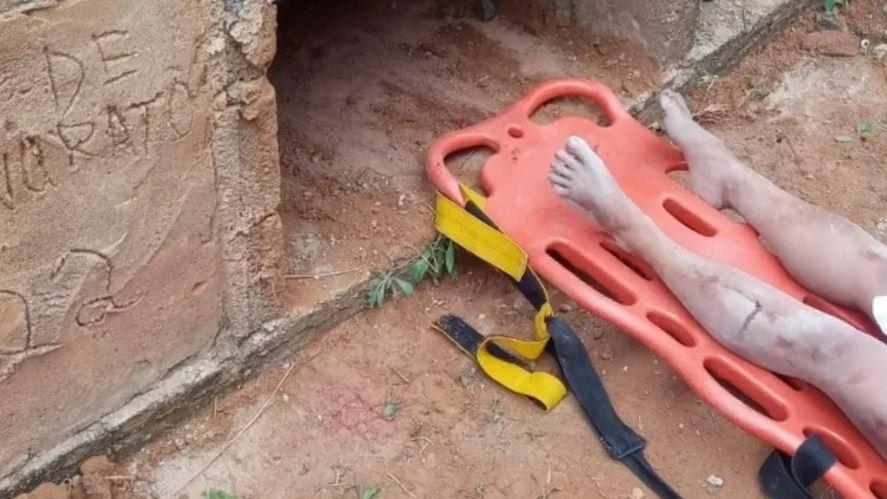 Pernas de mulher enterrada viva em MG