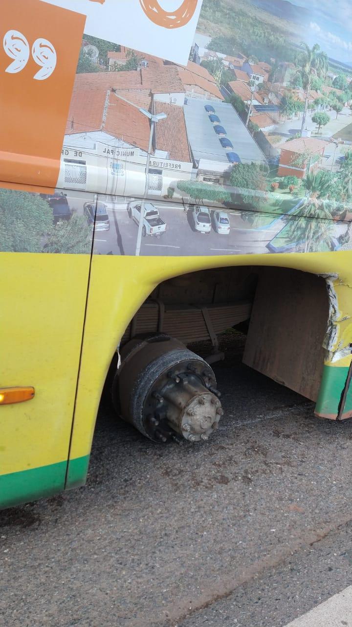 Rodas de ônibus universitário saem do eixo em Graça