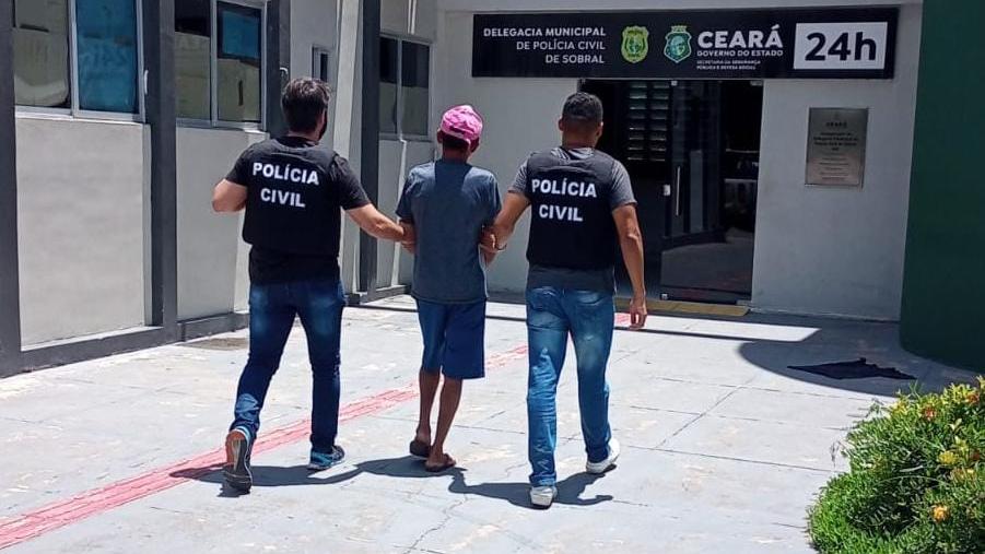 Homem preso por estuprar o neto sendo levado por dois policiais civis para delegacia de sobral