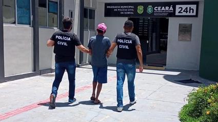 Homem preso por estuprar o neto sendo levado por dois policiais civis para delegacia de sobral