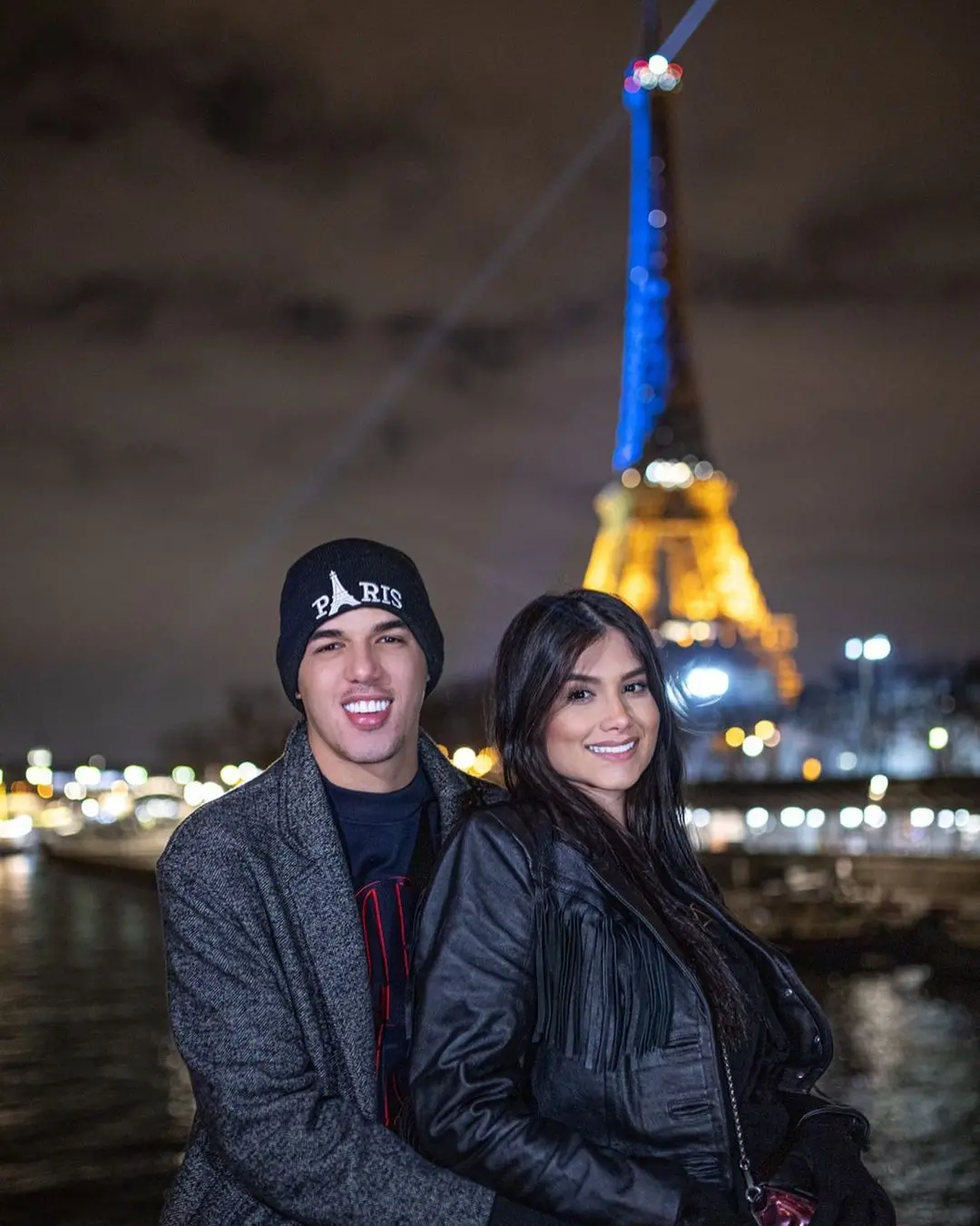 zé vaqueiro e ingra soares em foto diante da torre eiffel, em paris