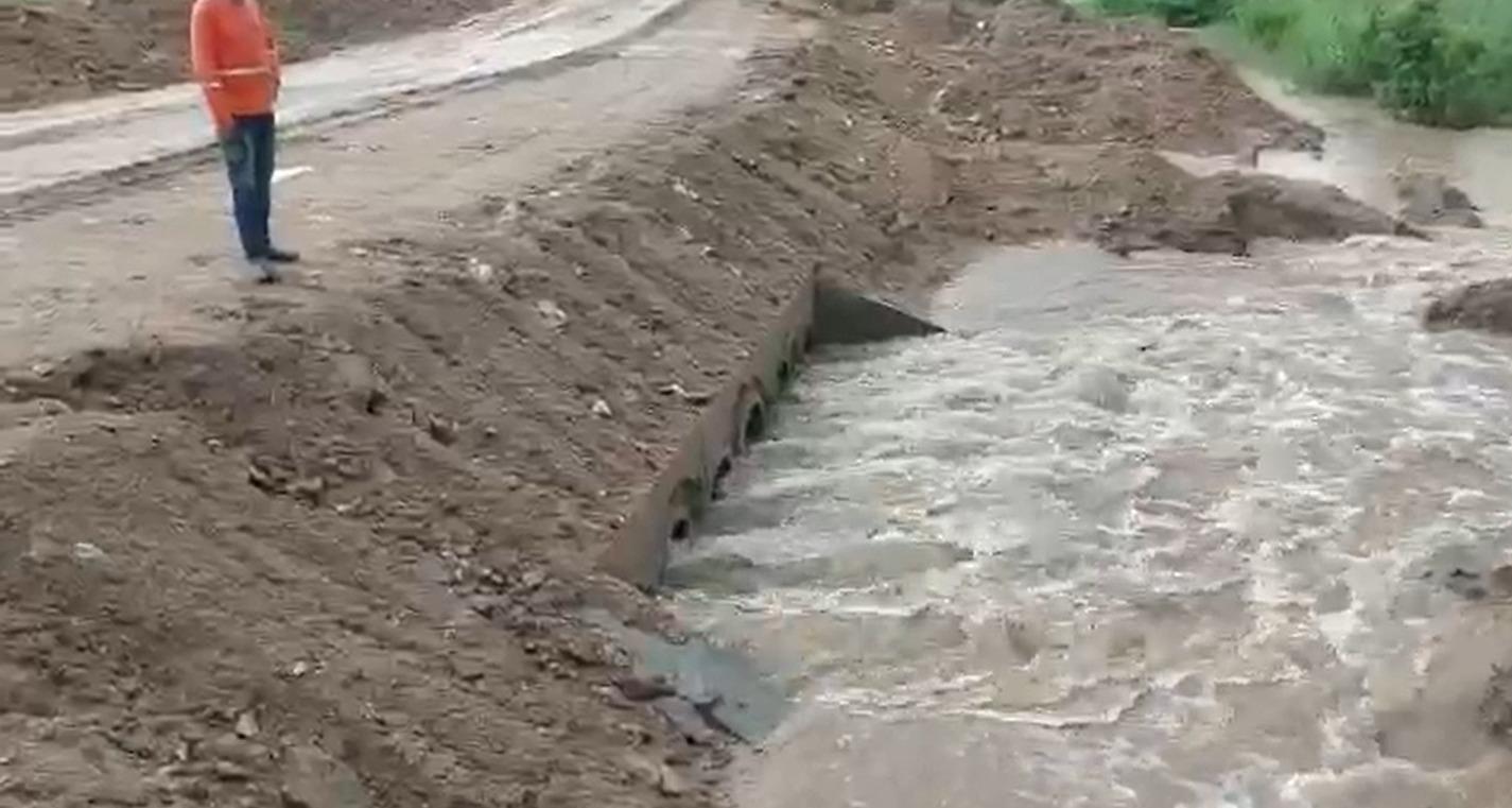 rodovia em miraíma, no interior do ceará, que está em obras de recuperação