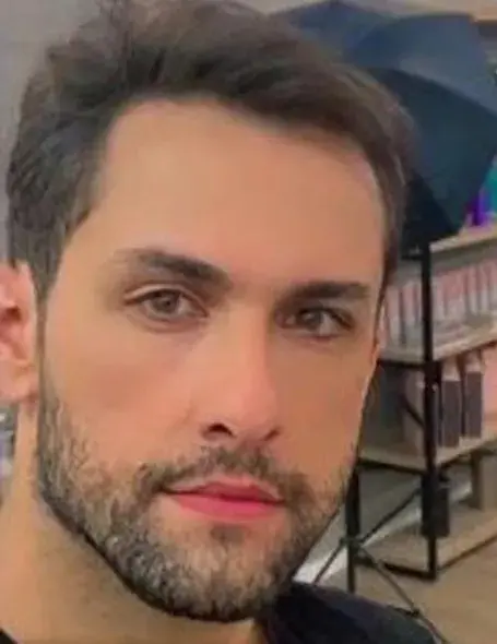 Diego é um homem branco e de cabelo preto