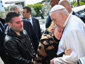 O abraço do Papa a um casal que perdeu a filha