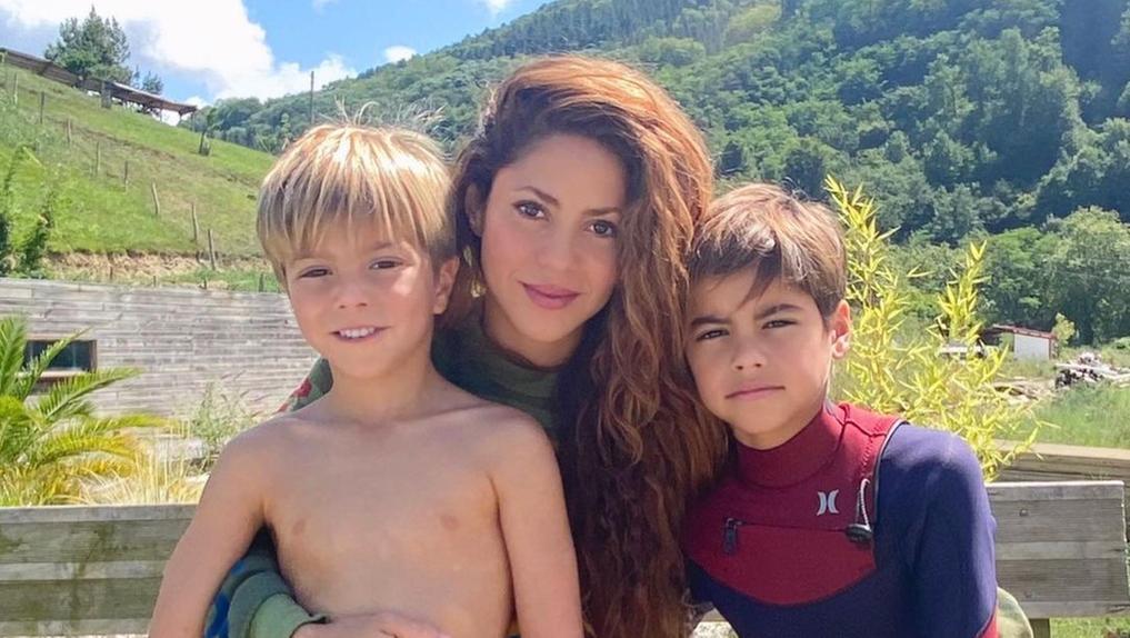 Shakira e dois filhos