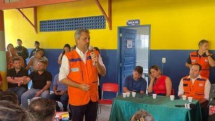O governador Elmano de Freitas conversa com a população de São Benedito