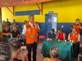 O governador Elmano de Freitas conversa com a população de São Benedito