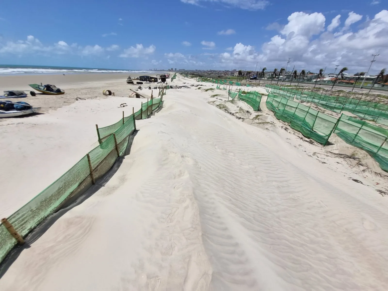 Equipamento semelhante implantando no Serviluz onde a areia entra, historicamente, nas casas dos moradores