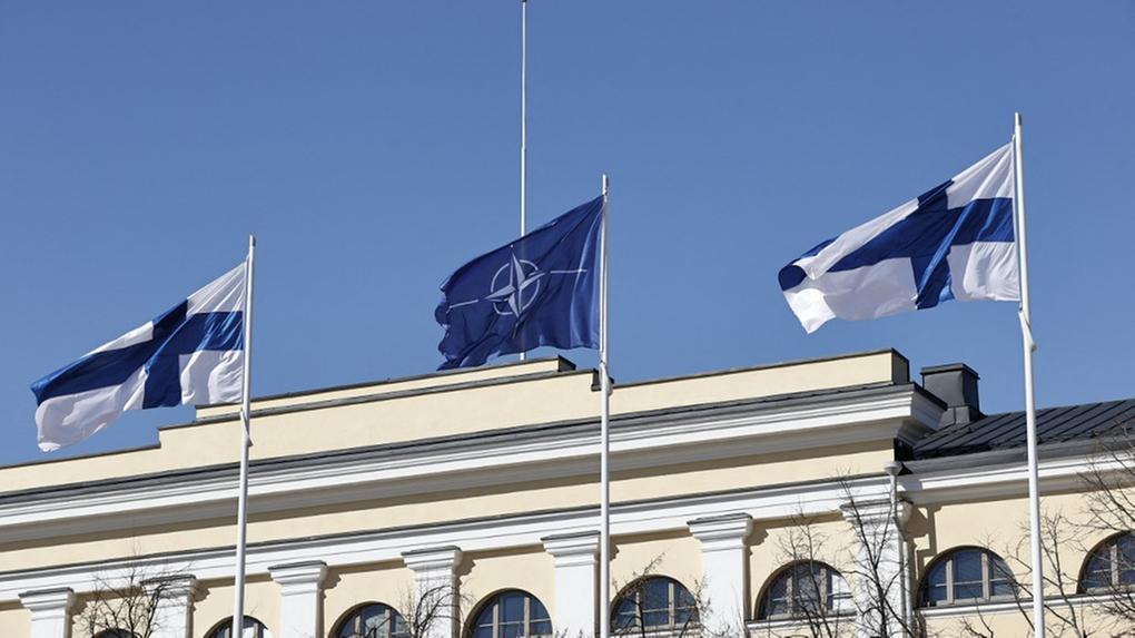 Bandeiras finlandesa e da OTAN no pátio do Ministério das Relações Exteriores em Helsinque, Finlândia