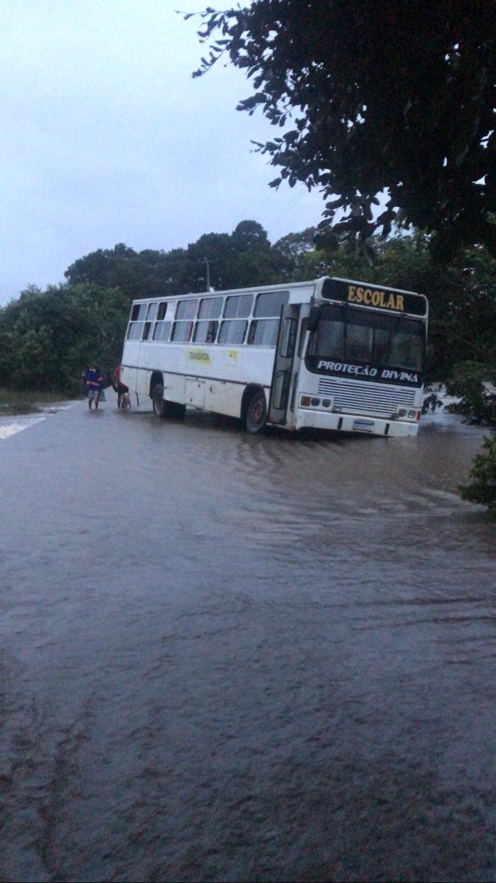 Ônibus parado em passagem molhada no município de Graça após pneu ficar preso em buraco, em 3 de abril de 2023