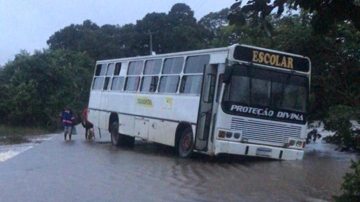 Ônibus parado em passagem molhada no município de Graça após pneu ficar preso em buraco, em 3 de abril de 2023