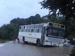 Ônibus parado em passagem molhada no município de Graça após pneu ficar preso em buraco, em 3 de abril de 2023