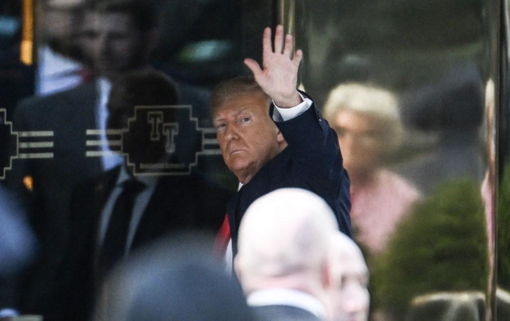 Donald Trump chegando à Trump Tower em Nova York, um dia antes de se apresentar à Justiça