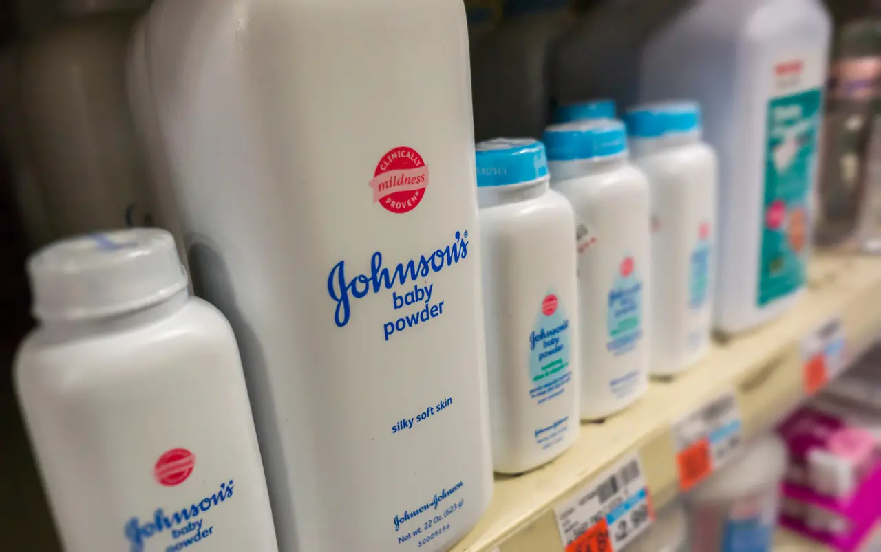 Prateleira com vários vidros de talco da Johnson & Johnson