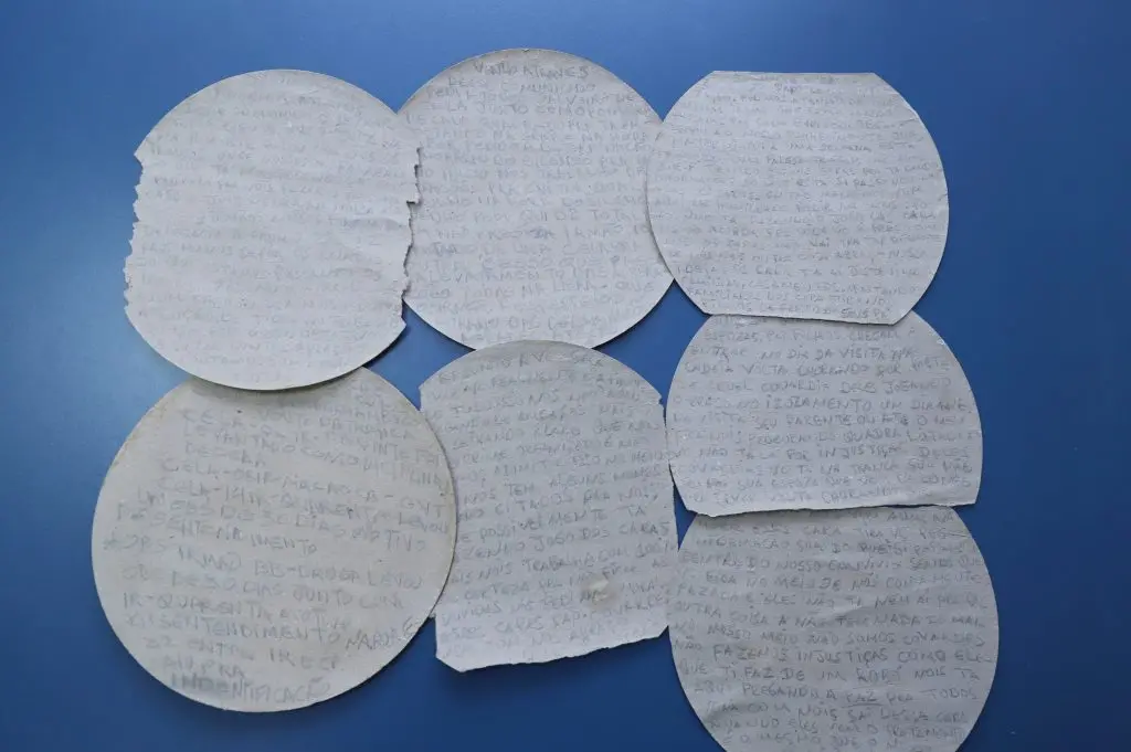 Com um detento, foram apreendidas 7 tampas de quentinhas com mensagens dirigidas a outros detentos