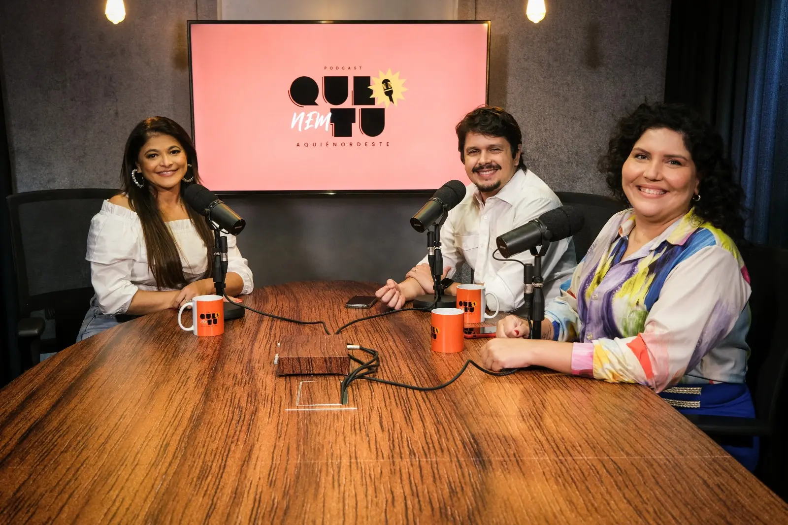 Kátia Cilene, Alan Barros e Karine Zaranza no estúdio do Que Nem Tu