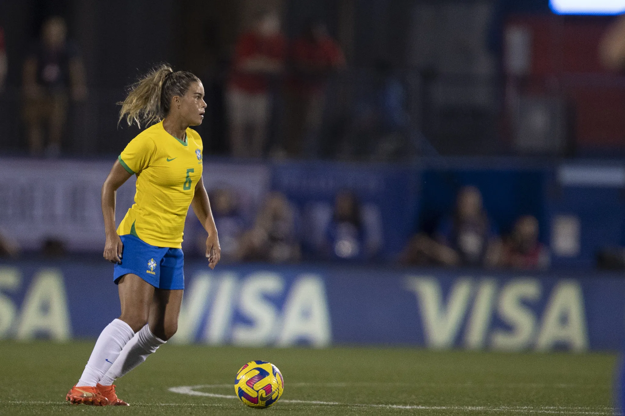 Tamires durante jogo da Seleção Brasileira