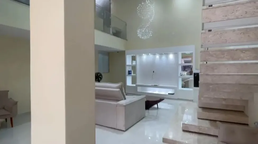 A mansão tem escadas em granito.