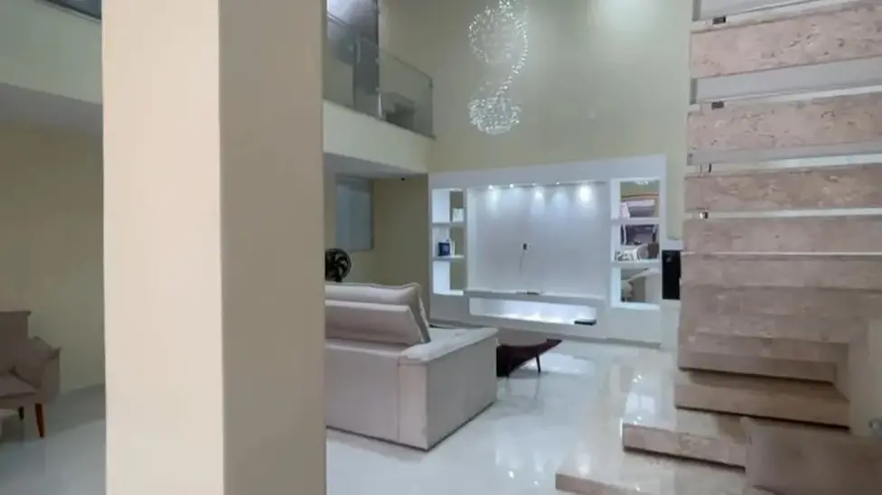 A mansão possui escadaria de granito