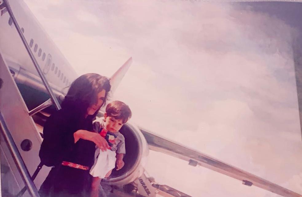 Meu Pai registrando nossa chegada de SP no início dos anos 90. Brancão da Transbrasil ao fundo 767-200
