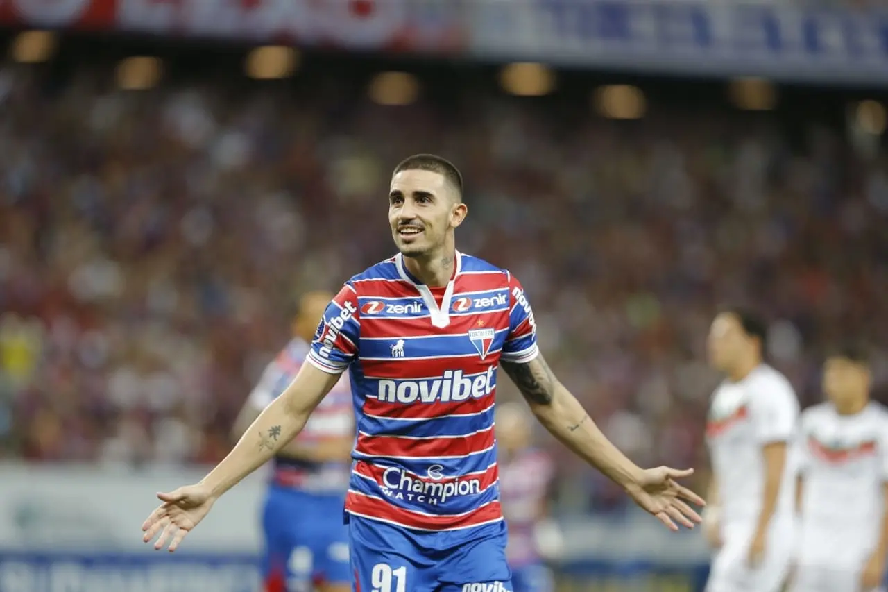 Foto de Thiago Galhardo comemorando gol do Fortaleza
