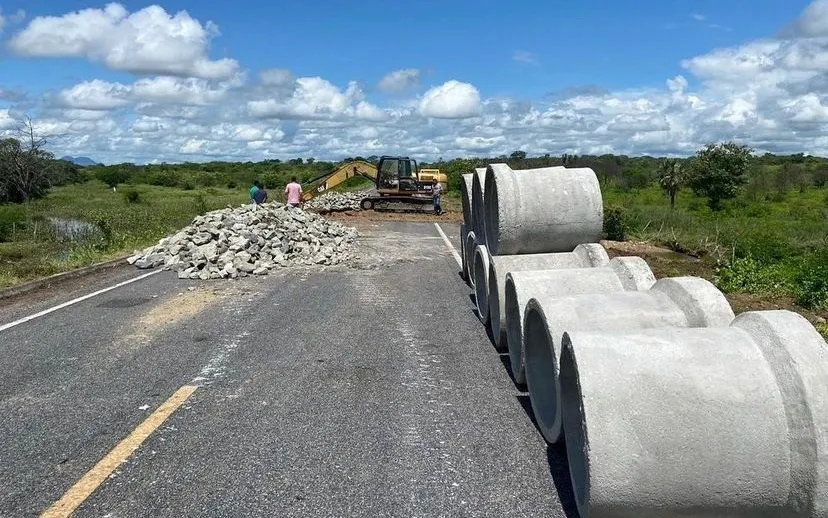 Recuperação da CE-240 em Miraíma, que rompeu após fortes chuvas na região