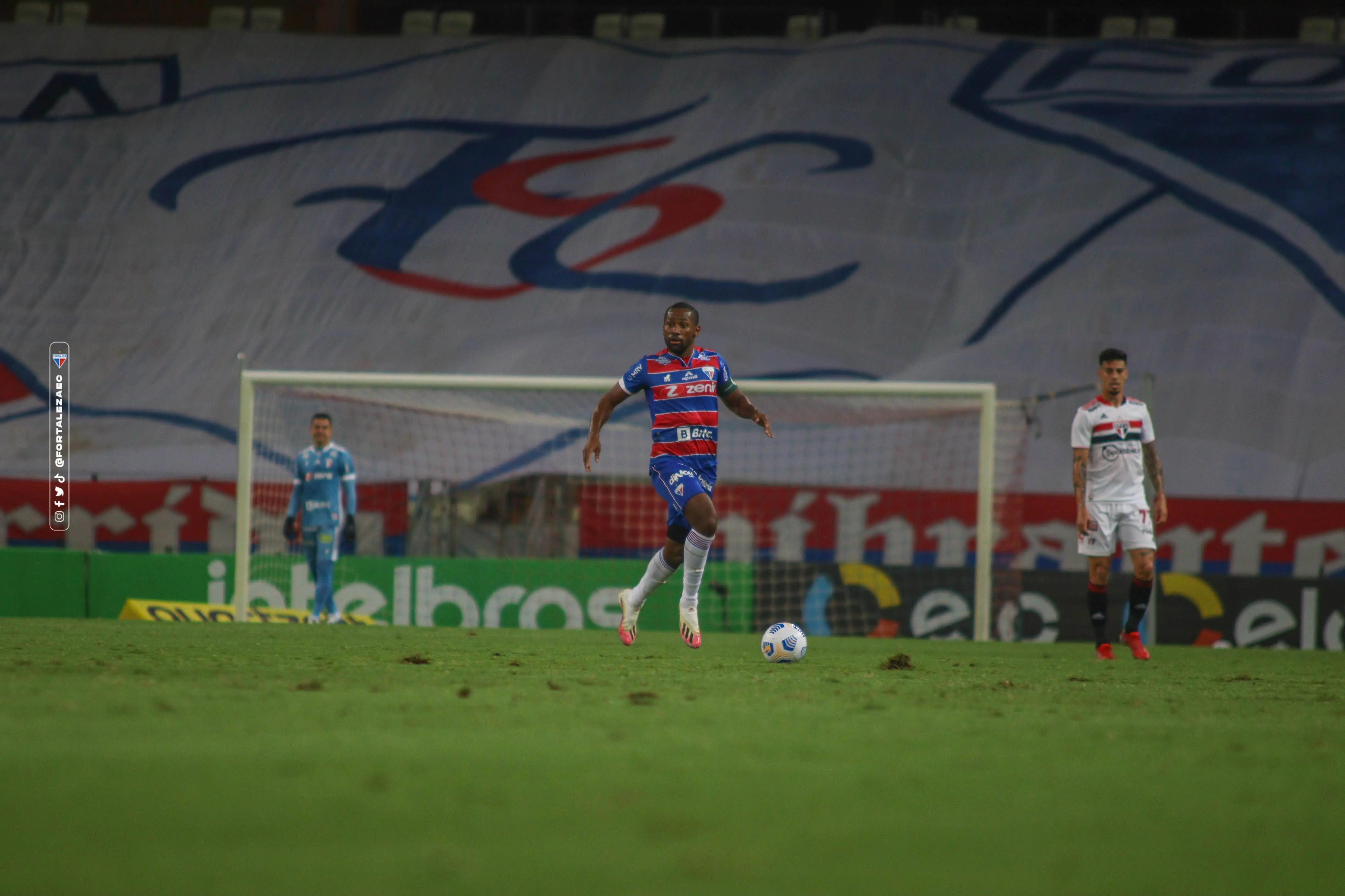 Imagem mostra jogadores de futebol