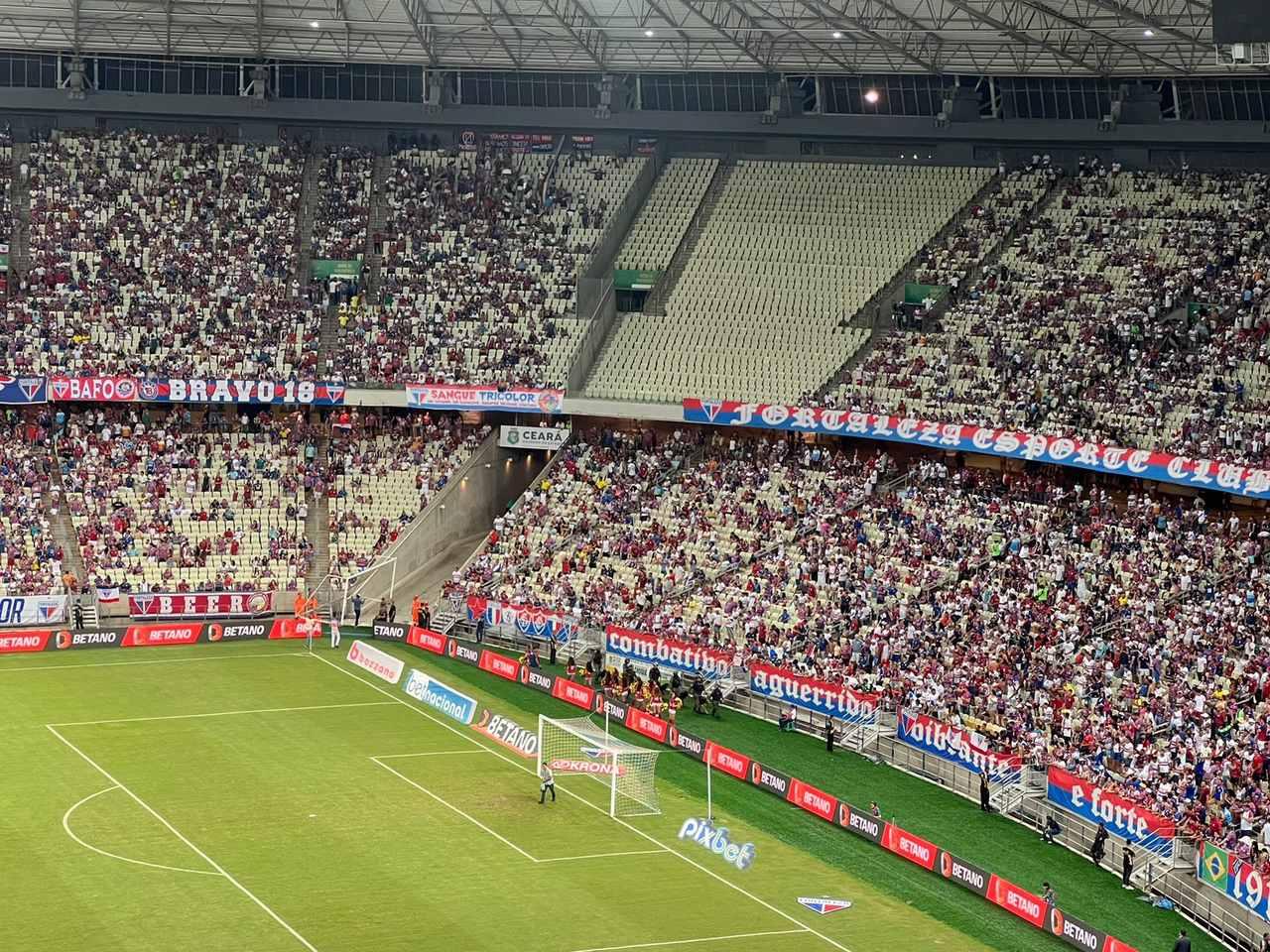 Arquibancada da Arena Castelão em torcida do Fortaleza