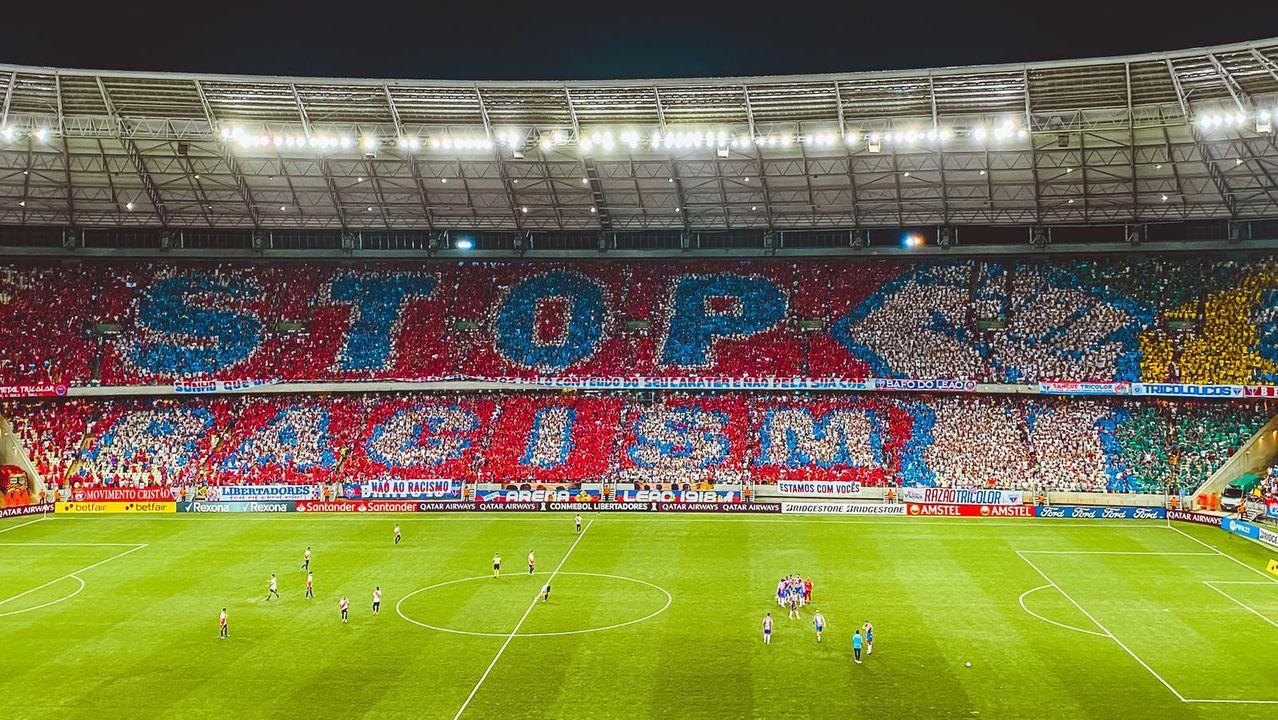 Imagem mostra mosaico em arquibancada de futebol