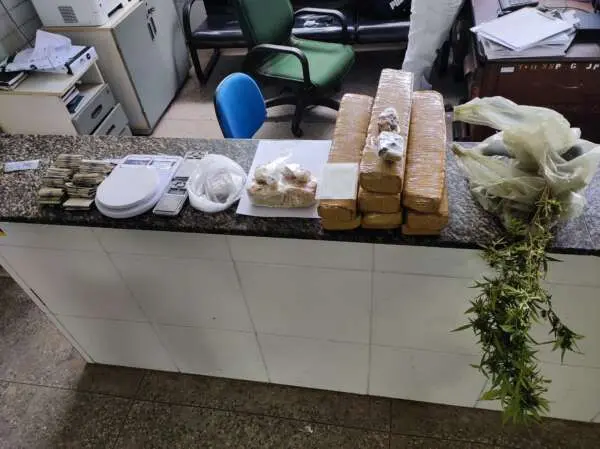 Na residência onde estava a idosa, foram apreendidas maconha, cocaína e crack