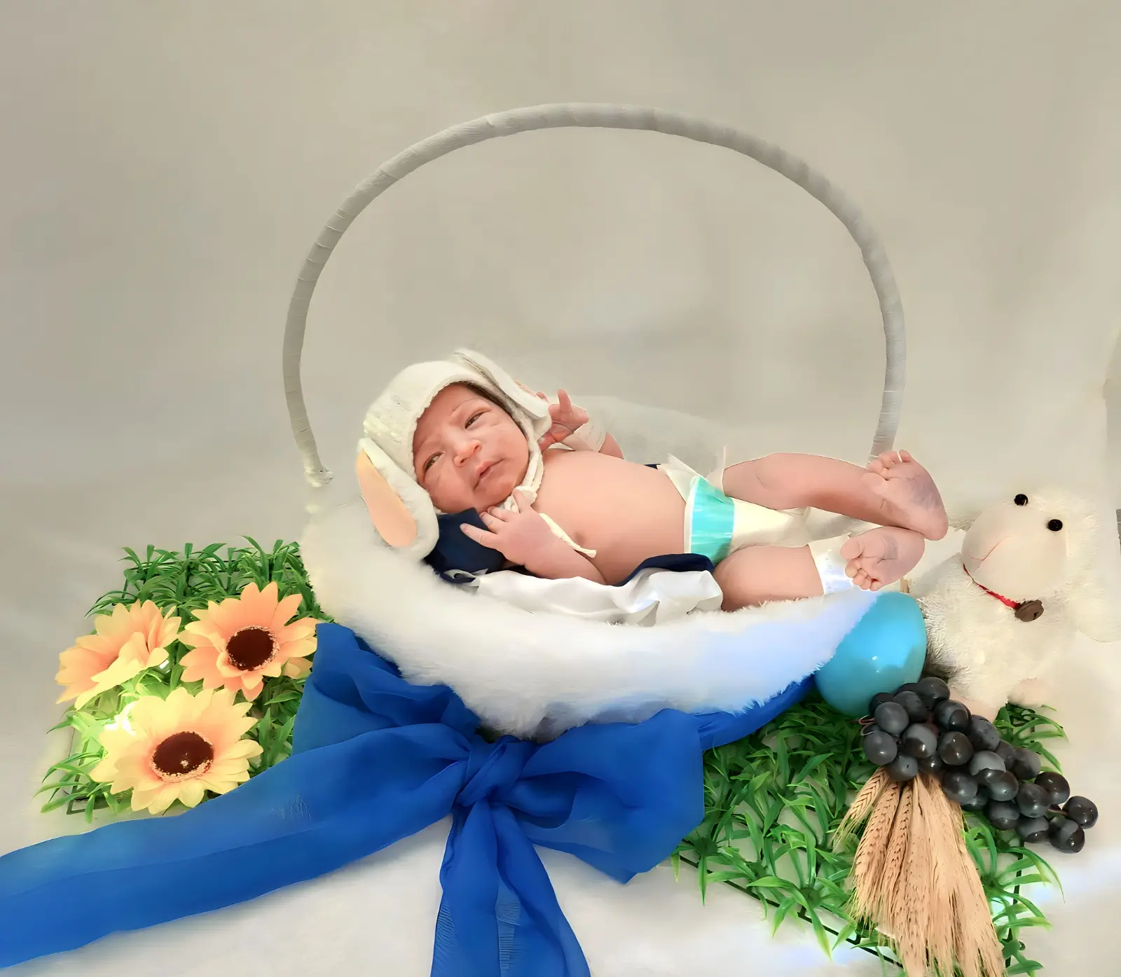 Bebê durante ensaio fotográfico especial de Páscoa em hospital de Sobral