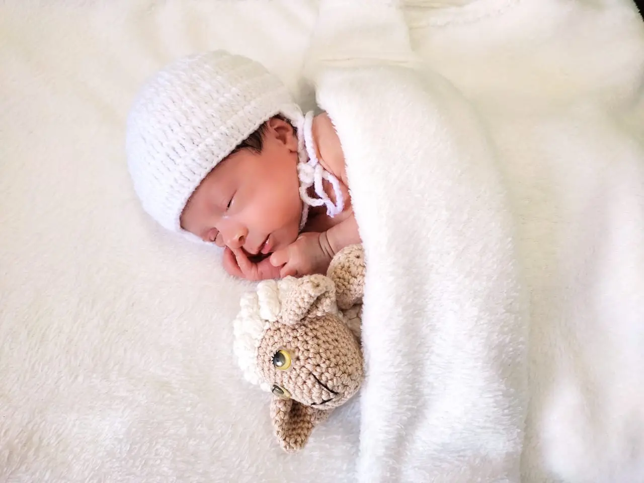 Bebê durante ensaio fotográfico especial de Páscoa em hospital de Sobral