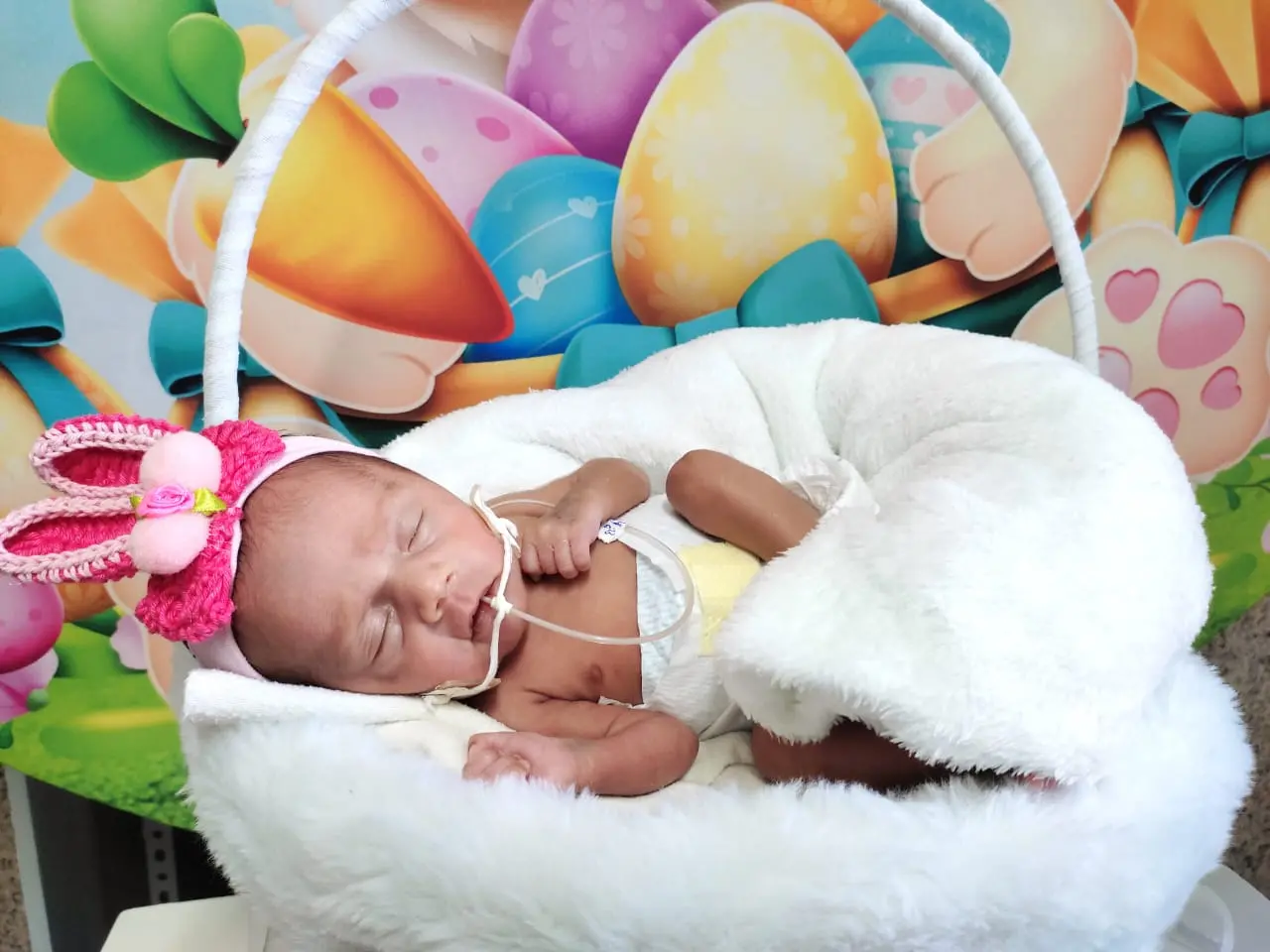Bebê durante ensaio fotográfico especial de Páscoa em hospital de Sobral
