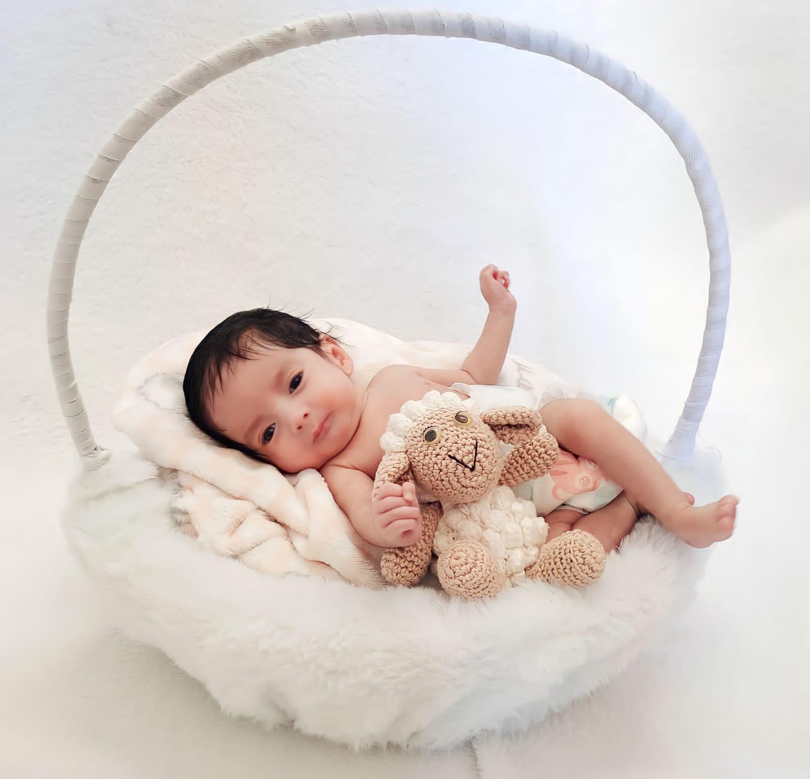 Bebê durante ensaio fotográfico especial de Páscoa em hospital de Sobral