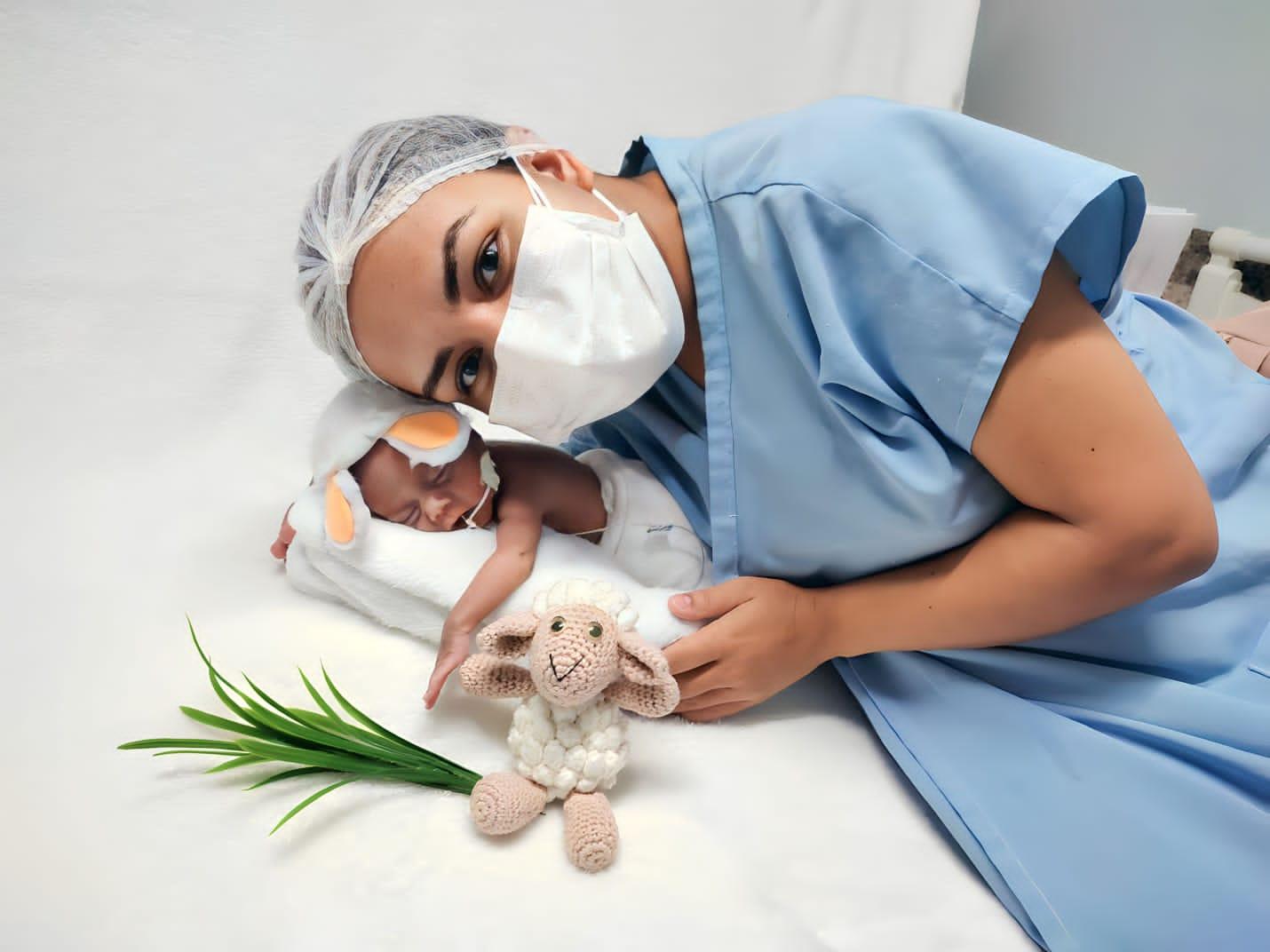 Bebê e profissional da saúde durante ensaio fotográfico especial de Páscoa em hospital de Sobral