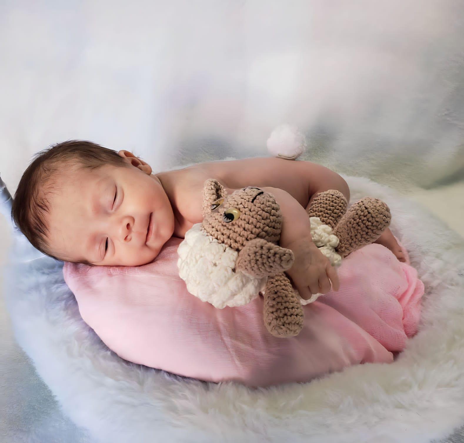 Bebê durante ensaio fotográfico especial de Páscoa em hospital de Sobral
