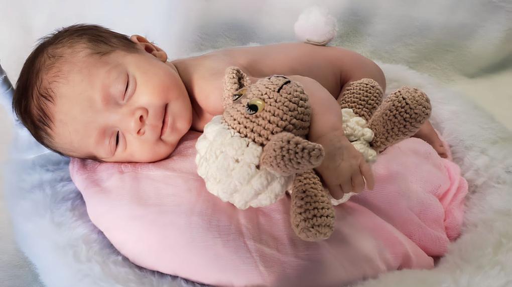 Bebê durante ensaio fotográfico especial de Páscoa em hospital de Sobral