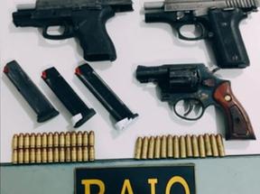 Duas pistolas, um revólver e 42 munições foram apreendidas com os suspeitos