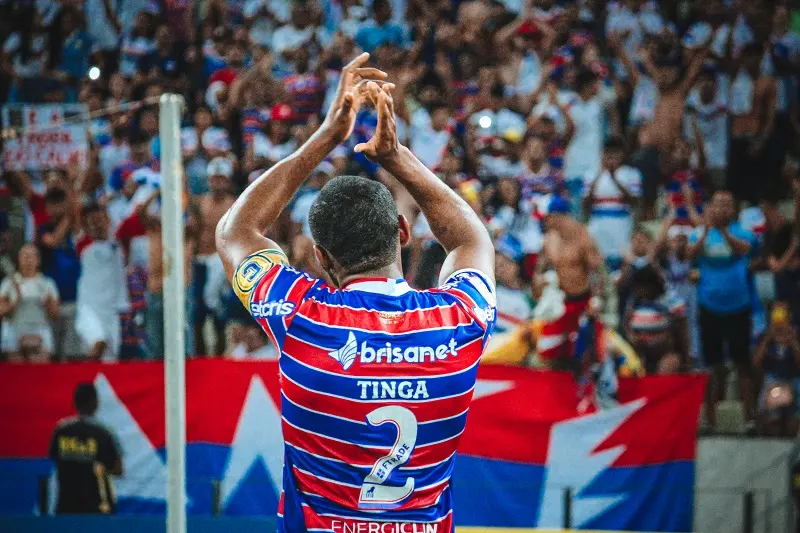 Imagem mostra jogador de futebol Tinga