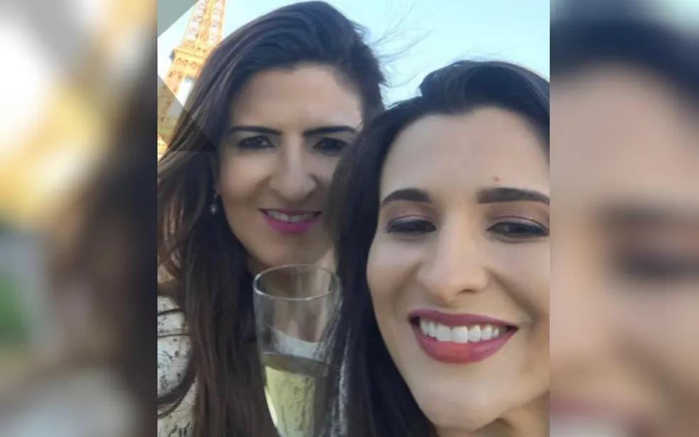 Mulheres em frente a torre Eiffel