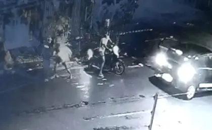 Um vídeo de câmera de segurança mostra a policial, pronta para sair em uma motocicleta, ser surpreendida por criminosos que passavam em um carro