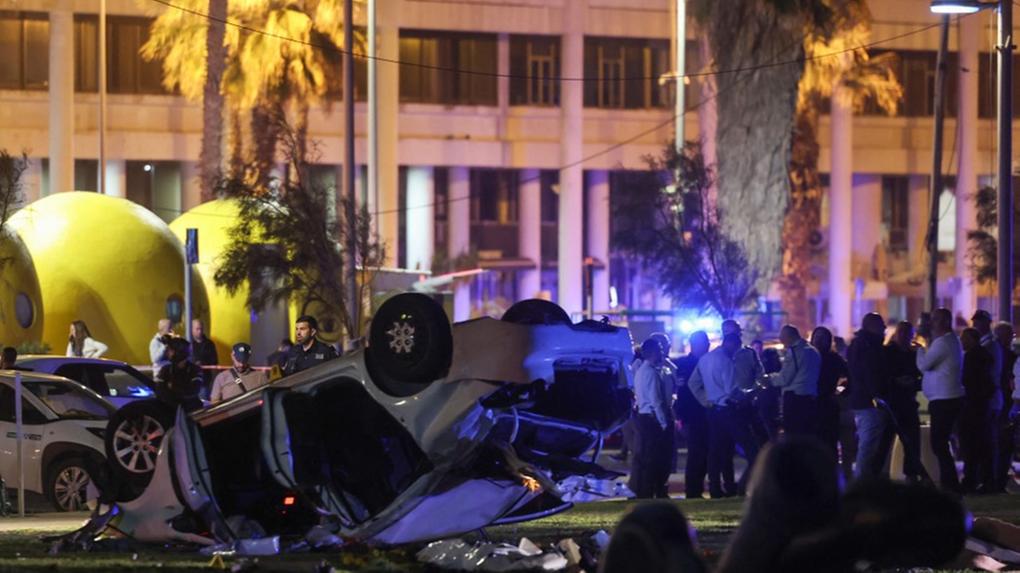 carro capotado em cena de atentado em tel aviv